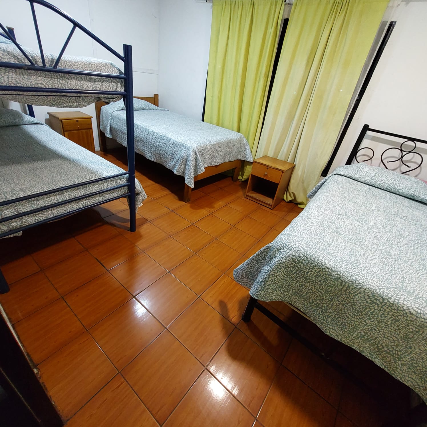Habitación familiar o para grupos de amigos con baño compartido, litera y camas individuales