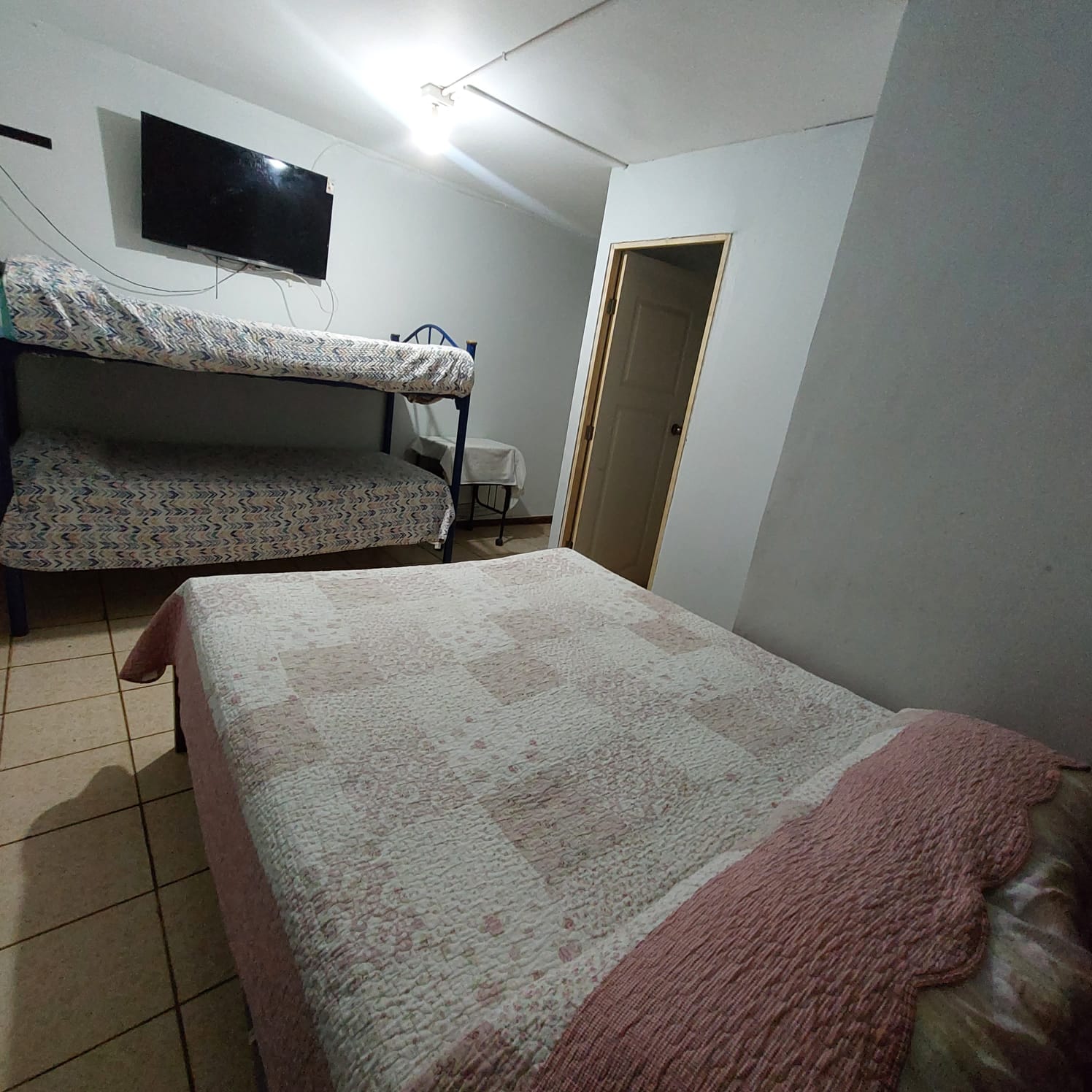 Habitación familiar o para grupos de amigos con baño privado, litera y cama matrimonial