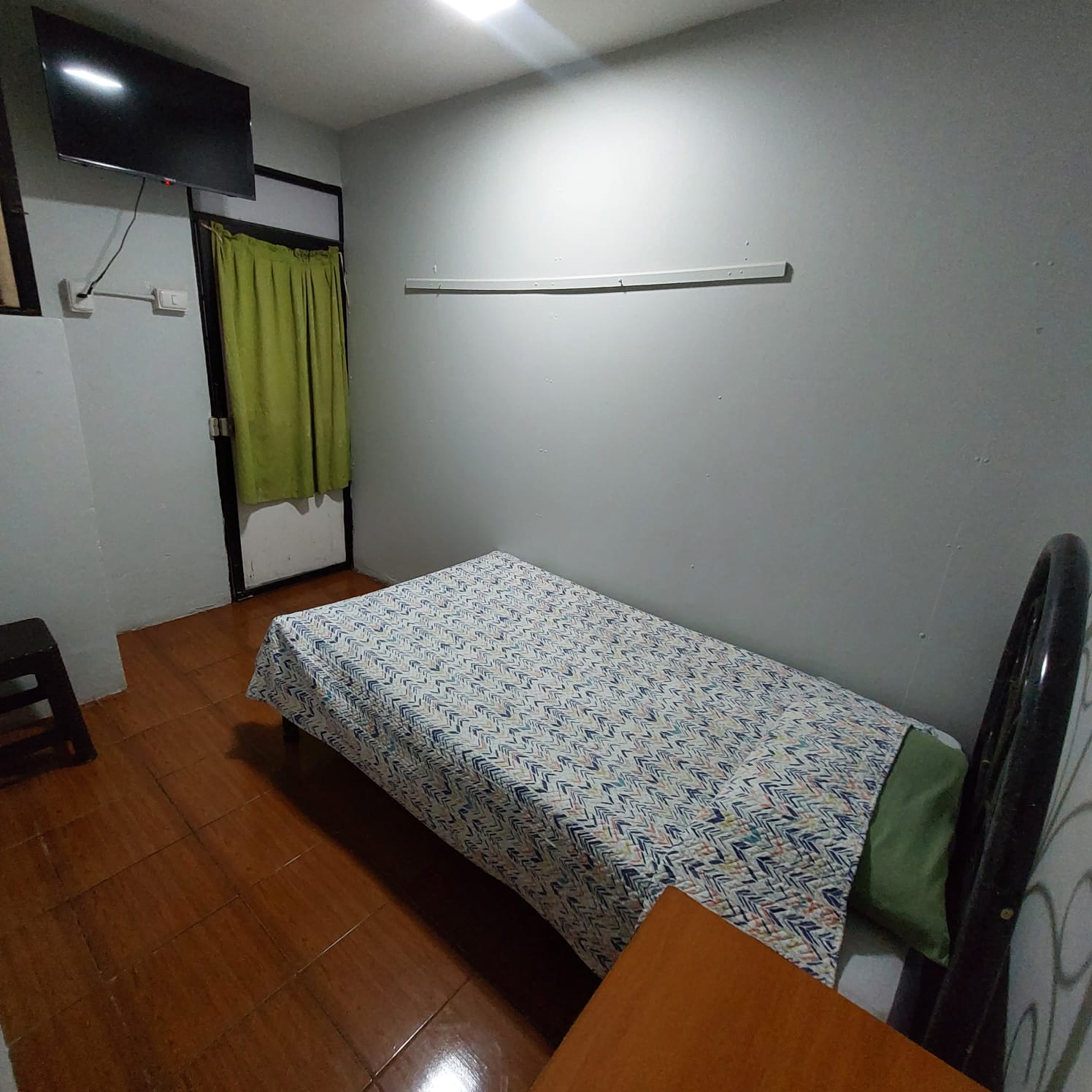 Habitación individual con baño privado, cama y TV